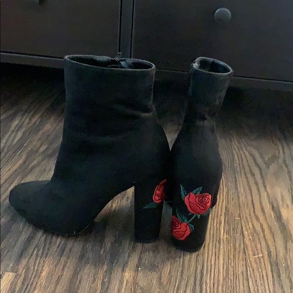 Black heeled booties with rose detailing - Picture 1 of 4